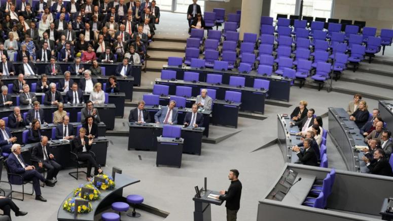 Шефът на киевския режим Владимир Зеленски пътуващ по света