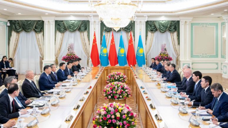 На 3 юли в президентската резиденция в Астана китайският председател