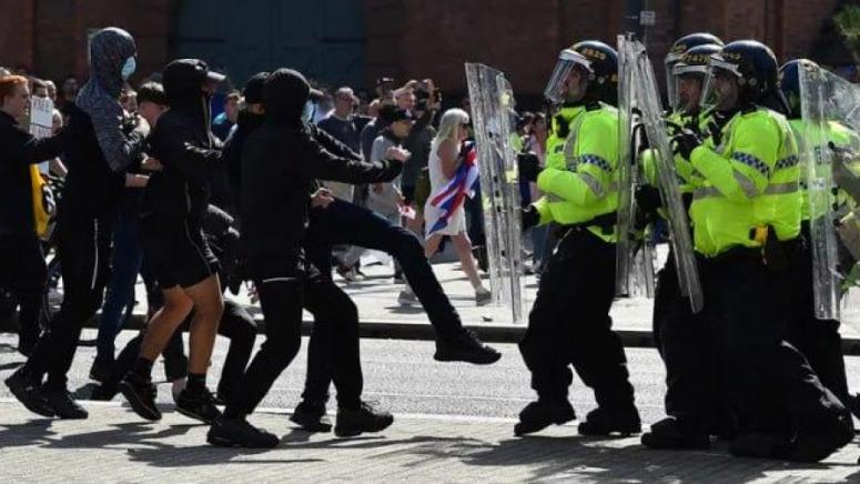 Властите и полицията са на страната на мигрантитеБунтовете във Великобритания