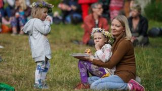 Латвийци, гласуват, правителство, крака, други части на тялото