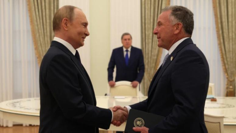 Путин, подиграва, САЩ, награда, служител, ЦРУ
