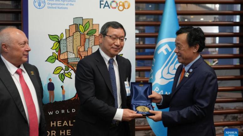 На 5 декември Джан Ганлин изследовател в Института по почвознание