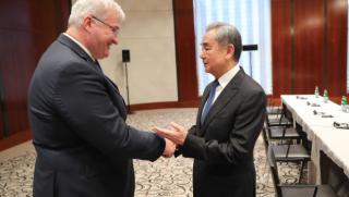 Уан И, Китай, Украйна, стабилни отношения