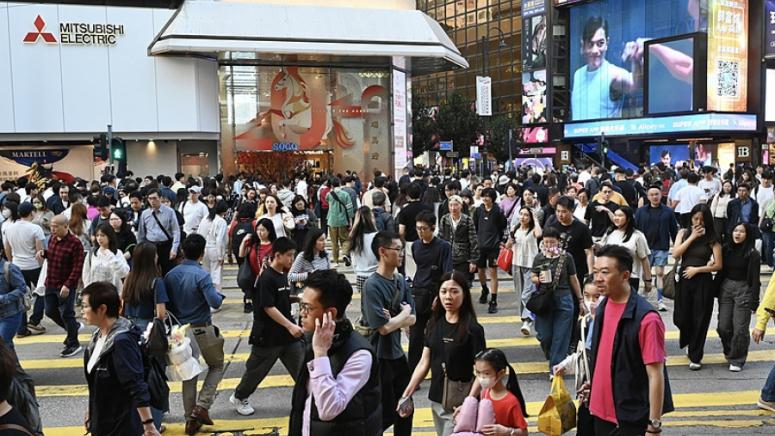 Туристическите забележителности и търговските комплекси в Хонконг бяха изпълнени с