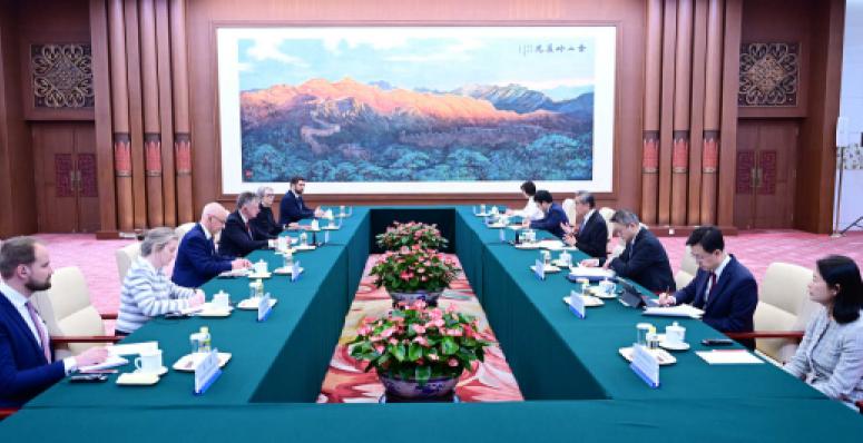 Уан И, среща, съветник по националната сигурност, британския премиер