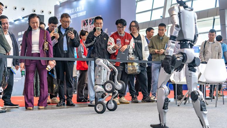 Китайската компания Westlake Robotics, хуманоиден робот, човешки движения, реално време