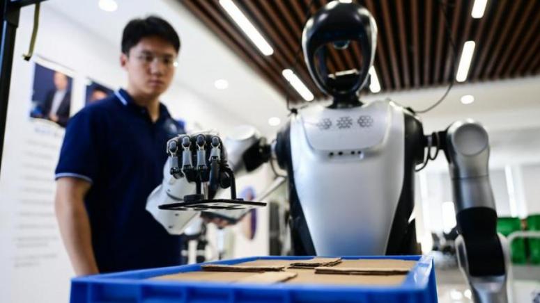 автоматизирана производствена линия, хуманоидни роботи заработи, град Фошан