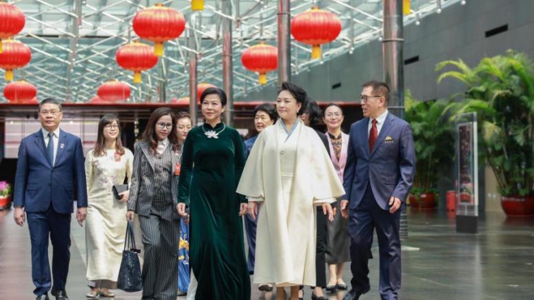 Съпруги, китайския председател, виетнамския президент, Китайския национален театър